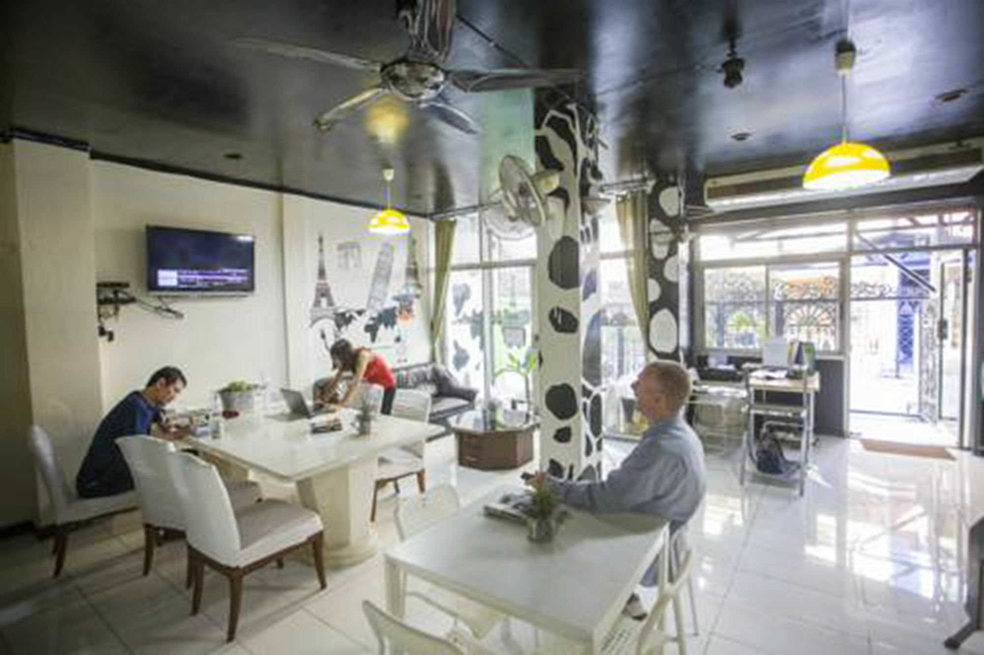 Mad Cow Hostel Bangkok Exterior foto